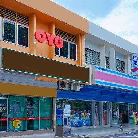 Oyo 89850 Mutiara Motel Kuah Kültér fotó