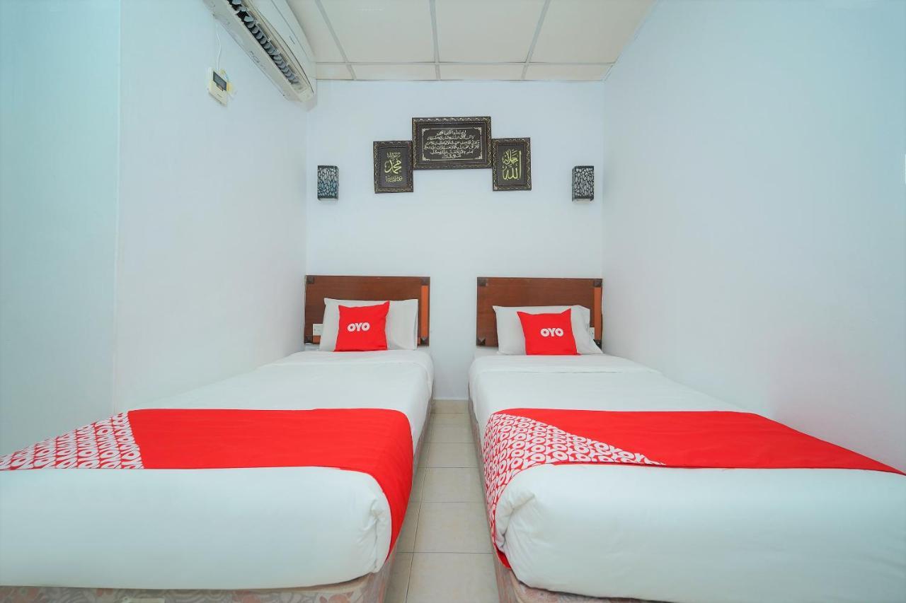 Oyo 89850 Mutiara Motel Kuah Kültér fotó